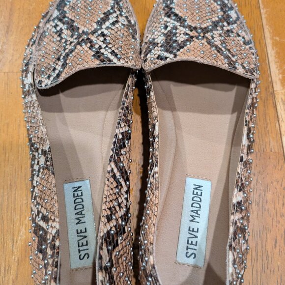 Steve Madden women's Feather Loafer Flats in a snakeskin print with stud embelli - Picture 2 of 4